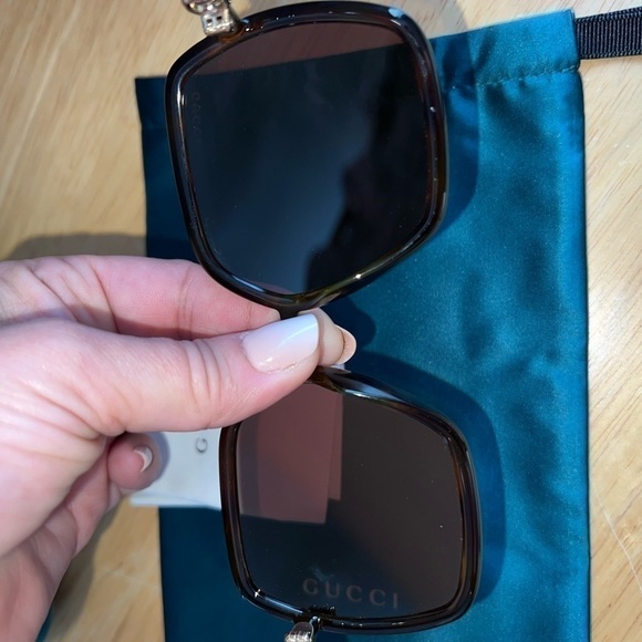 New Gucci sunglasses with case, silk bag and cleaning cloth. - Picture 6 of 7